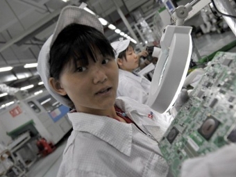 Foxconn заменит рабочих роботами Foxconn заменит рабочих роботами